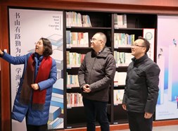 双高合作 | 香港中文大学(深圳)赴梁丰高中举行图书捐赠仪式