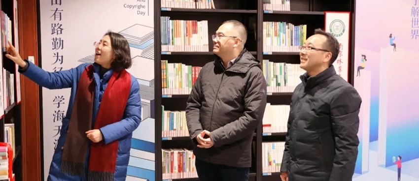 双高合作 | 香港中文大学(深圳)赴梁丰高中举行图书捐赠仪式