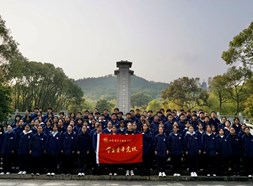 清明祭英烈丨第42期学生青年党校全体学员赴香山烈士陵园祭扫 ​