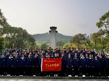 清明祭英烈丨第42期学生青年党校全体学员赴香山烈士陵园祭扫 ​